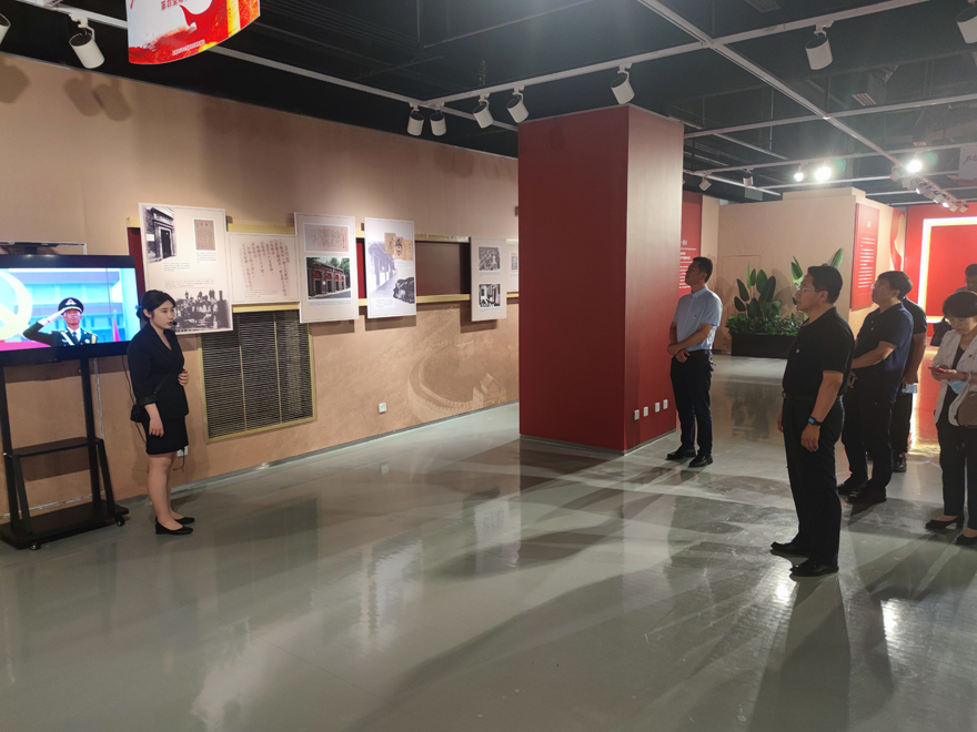 1694144318737487.jpg 观展2.jpg